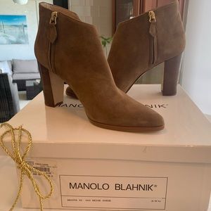 Manolo Blahnik Beige suede Women’s Ankle Boot. Size 8. In Excellent Condition!!!